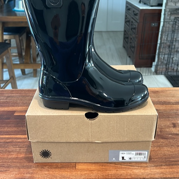 Youth size 6 UGG RAANA BOOTS - Picture 3 of 8